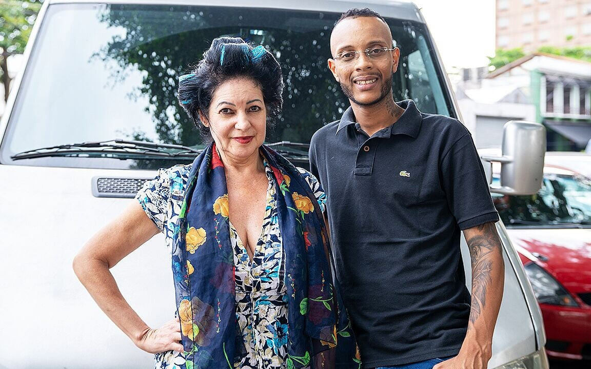 Starija ljepotica s velikim sisama ima grubo analno u autobusu