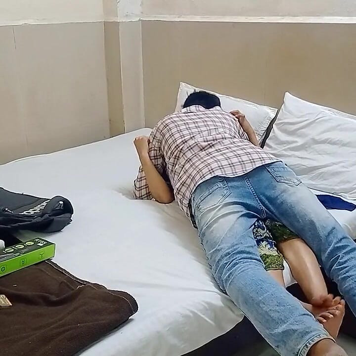 Tente torná-la mais romântica e dar-lhe mais beijos