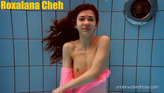 Roxalana Cheh, petite mais forte, maîtrise la natation
