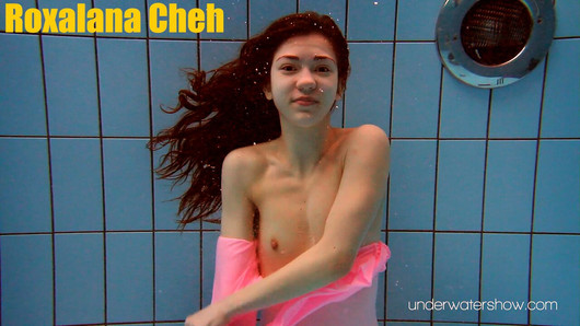 Roxalana cheh, piccola ma forte, maestra di nuoto