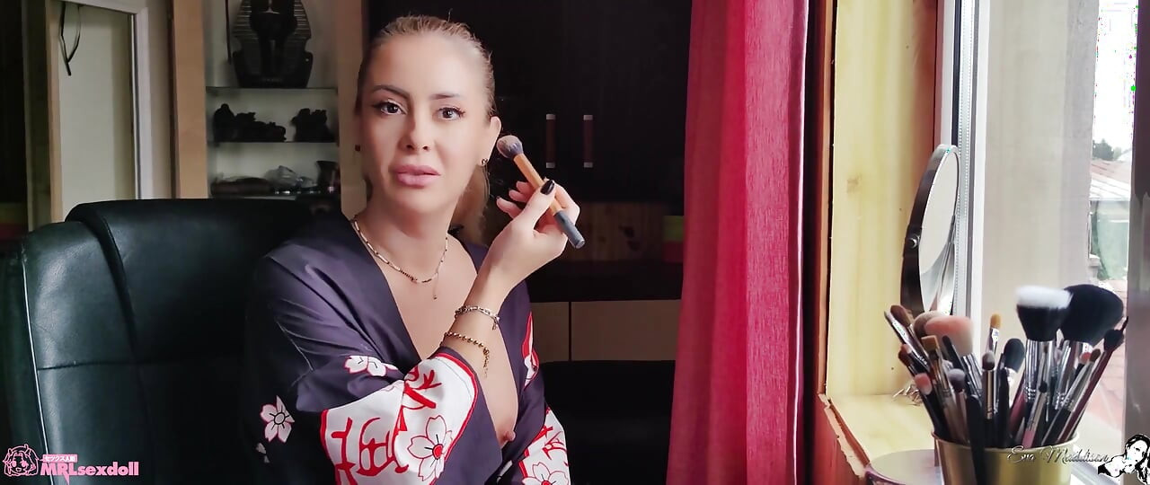 Jebanie gorącej mamuśki podczas zabawy z lalką erotyczną