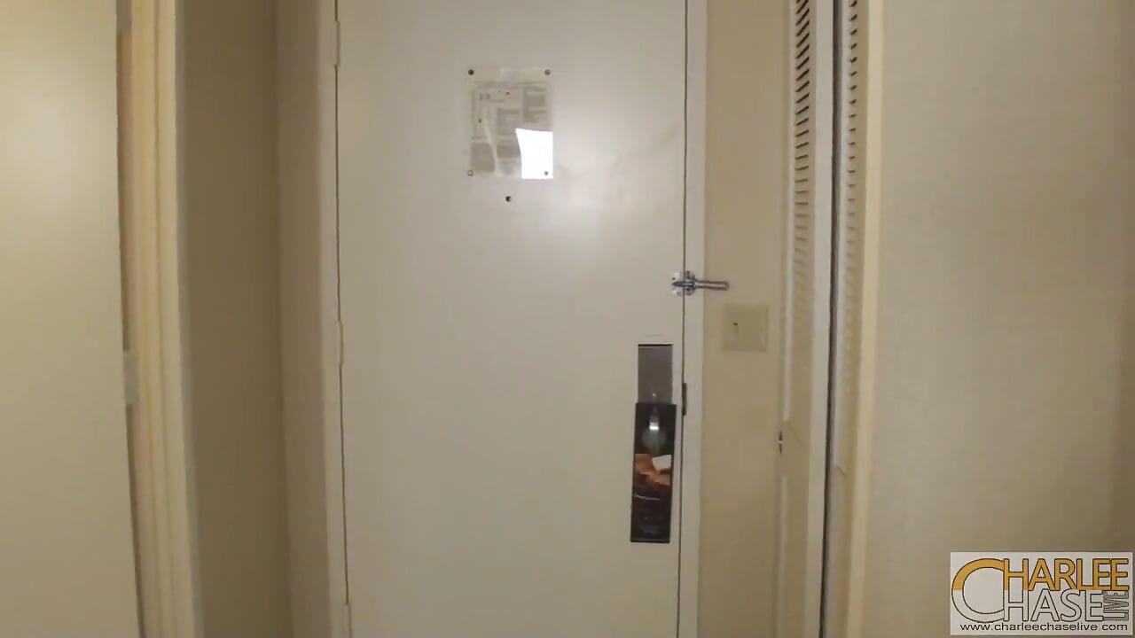 Charlee Chase ngocok kontol di kamar hotel