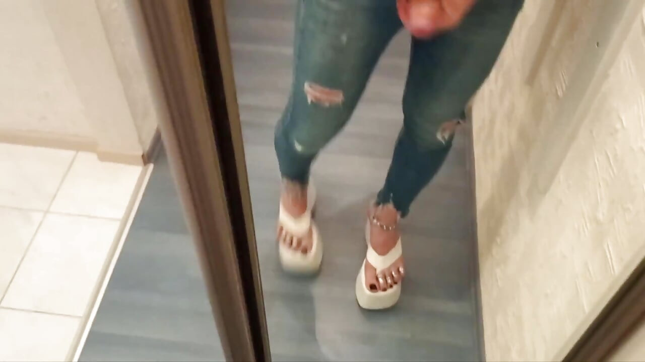 Garras Negras Se Masturban Y Toeran, Chanclas - Primer Plano