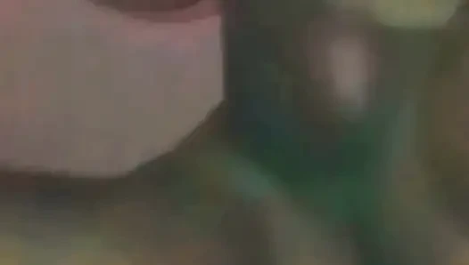 Мачеха подпрыгивает на большом члене ее пасынка, затем трахается, как собака и сквиртует сок из ее киски безостановочно.