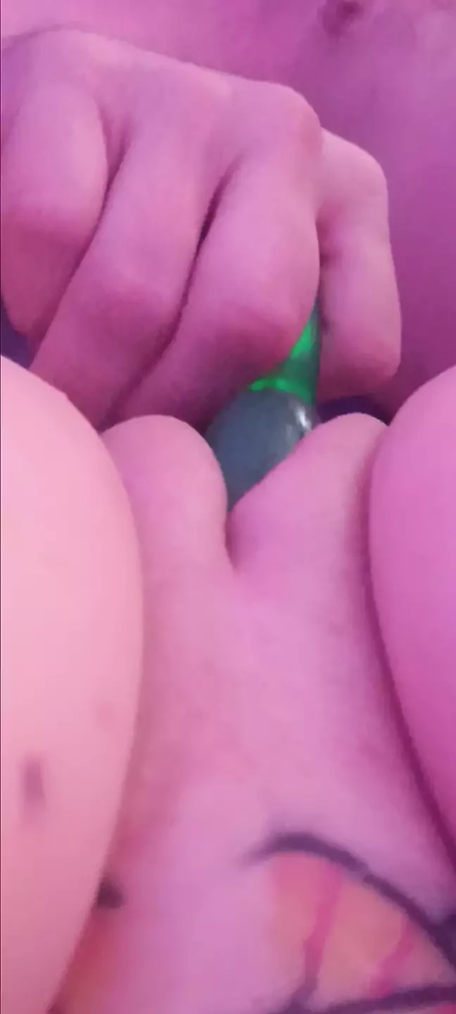 Mon copain joue avec ma grosse chatte avec le petit monstre vert jusqu’à ce que je jouisse.