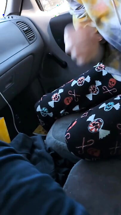 Slutty tenåring ekskjæreste deepthroats tykk kuk i bilen!