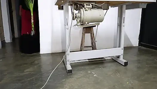 Накачка педали швейной машины в нижнее белье, пока мужчина ремонтирует его