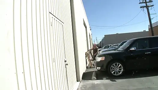 Телочка-блондинка на высоких каблуках наслаждается ублажанием мускулистого мужика