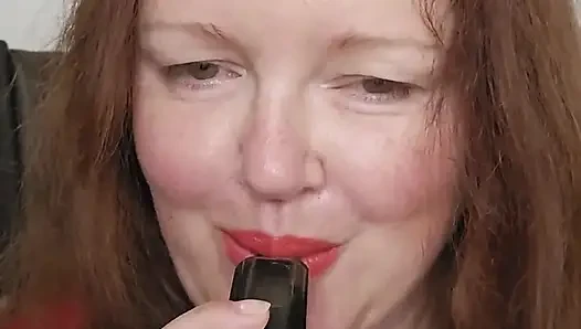 Kırmızılı sisli bayan, vaping