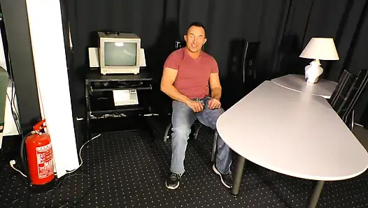 Tante seksi rambut cokelat dengan pantat bahenol dientot habis-habisan sampai mengerang keenakan