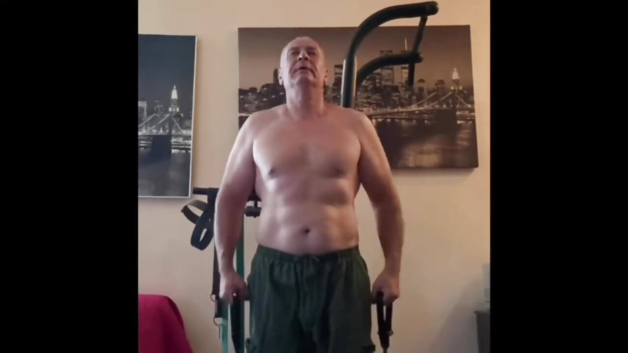 강한 남자가 훈련 후 자위함