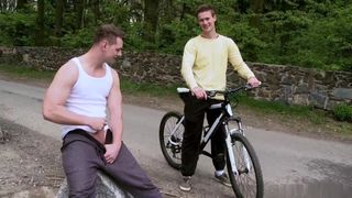 Sexo anal ao ar livre nas trilhas de bicicleta