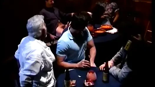 Mädchen allein in einer bar werden von einigen geilen typen gefickt