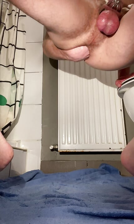 Ge min saftiga rosebud lite uppmärksamhet, den vill växa, bli en enorm prolaps som faller från min förstörda asscunt