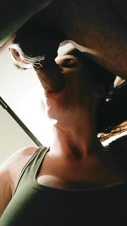 Busty brunette ultimate munnfull og overrasket slutt