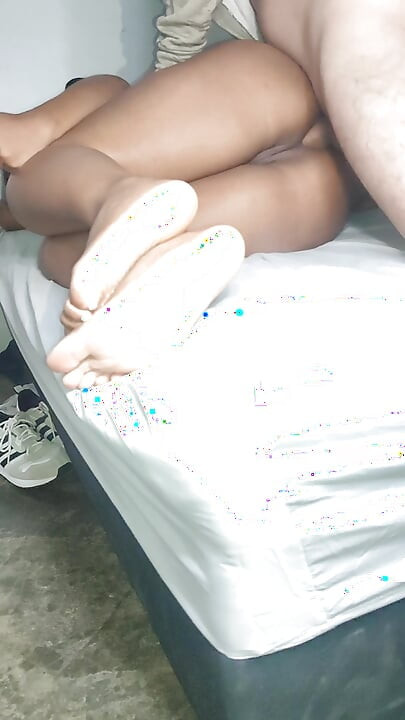 Une petite fille aux pieds nus entre dans la chambre de son demi-frère à la recherche d’une bite