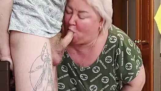 Mastürbasyon yaptıktan ve sakso çektikten sonra üvey annenin ağzına boşalma