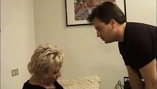 Милфа-блондинка обожает большой пенис в заднице