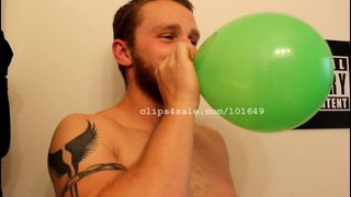 Fetiche por balão - maxwell soprando balões