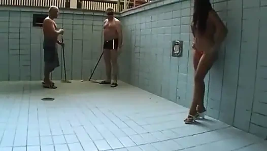 Wanita Brasil imut yang lucu mengejutkan dua pembersih kolam yang senang