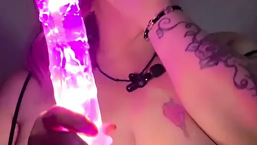 Lutschen an meinem beleuchteten dildo