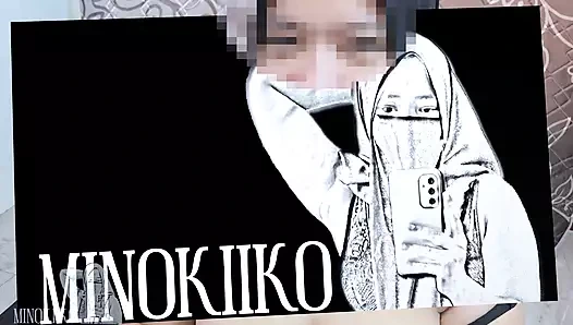 Студентка в хиджабе трахает сиськи неизвестному мужику, который подглядывает на ее обучение