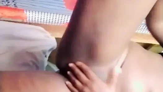 Gadis hot afrika lagi asik fingering memek merah mudanya