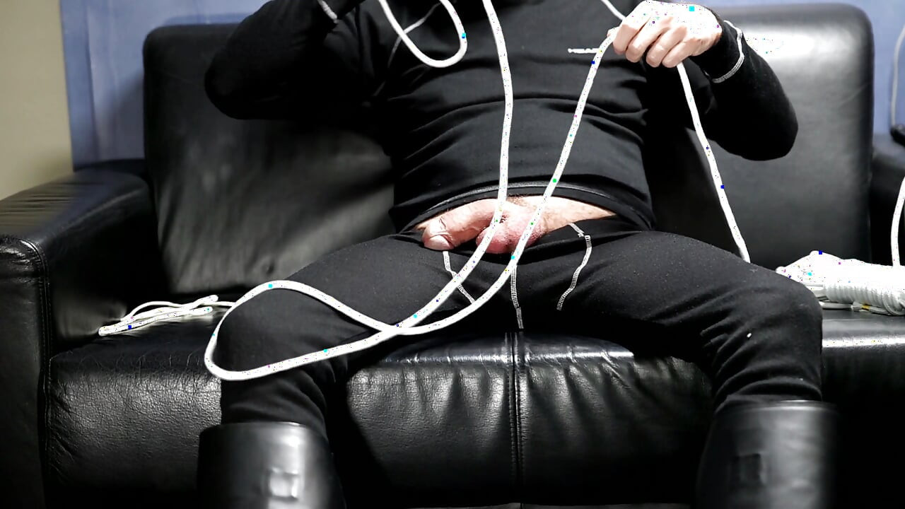 Тато грає зі своїми шкіряними поліцейськими чоботями на члені грибної головки