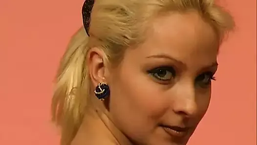 Pierwsze porno Zdenki to ekshibicjonistyczna dziwka masturbująca swoją blond cipkę zabawką erotyczną