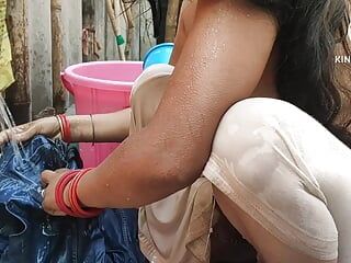 Indická žena v domácnosti ukazuje koupající se nahá