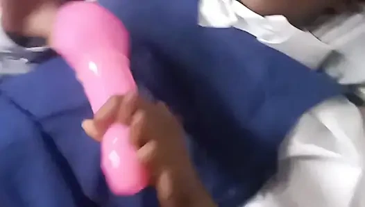 Murid nakal kulit hitam lagi asik muasin memeknya pakai vibrator warna pink