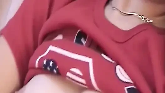 Cewek hot rambut cokelat lagi asik fingering memek bebasnya - close up
