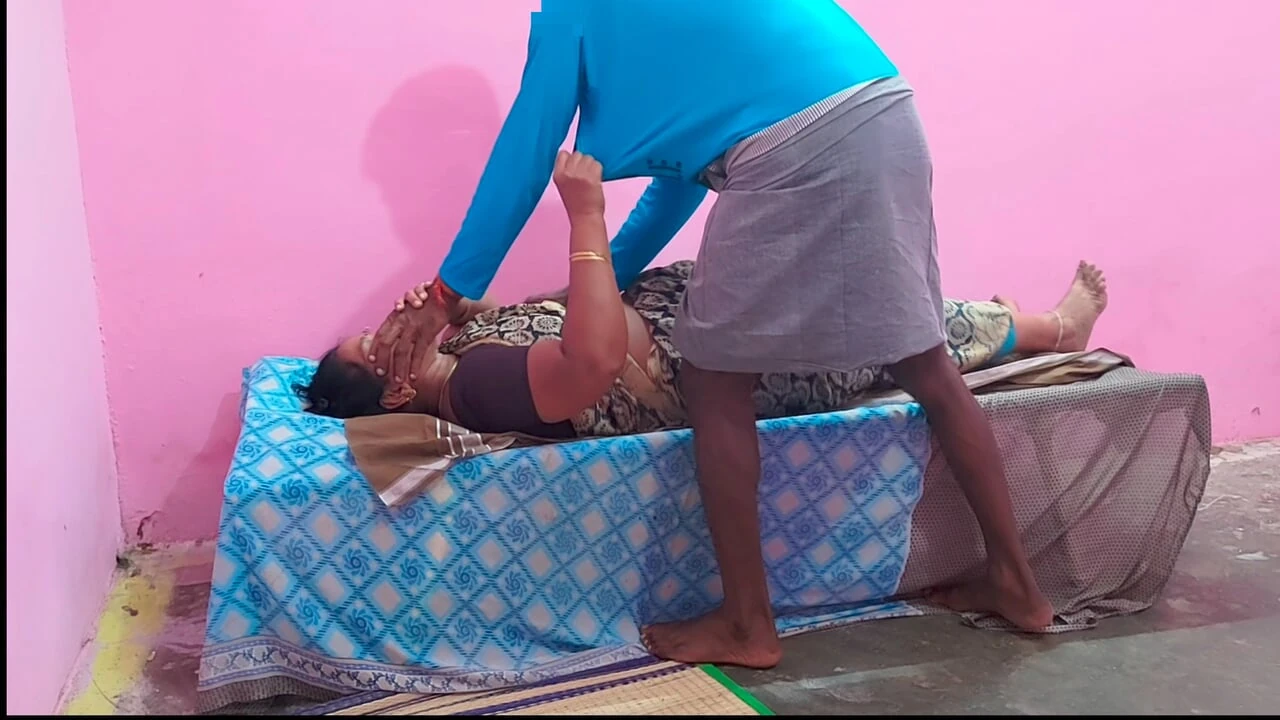 Vídeo real de tia abraçando enquanto ela está dormindo e fazendo sexo com ela
