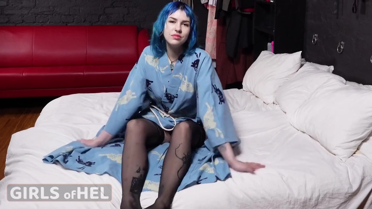 Kimono giyinip kendisiyle oynuyor - gotik kız seks oyuncakları kullanıyor