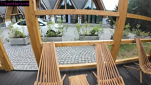 Шаловливая гостья курорта получает ключ от ее номера с киской и ртом