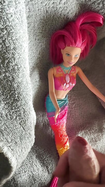 Svršavanje na Barbie Sirena lutku