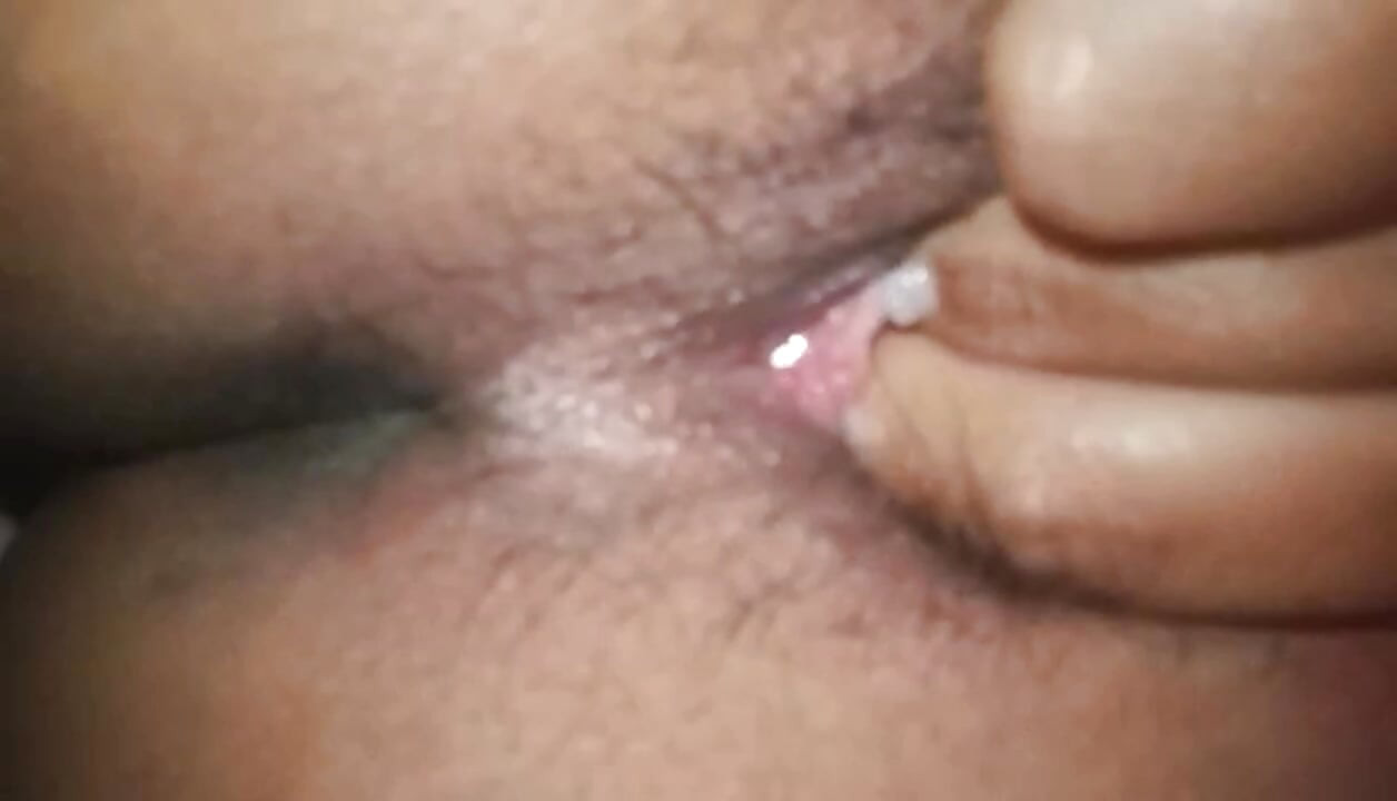 فتاة الحرم الجامعي السريلانكي تمارس الجنس بمفردها في الغرفة