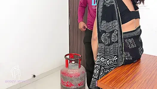 Orang pengiriman gas lunak menyerahkan selain tangki, di mana silinder kosong, saya mengambilnya.