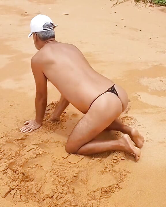Ladysilva Crossdresser pe plaja în chiloți Ce fund sexy