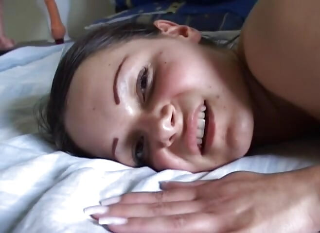 Анальна незаймана вперше пестить пальцями її друга