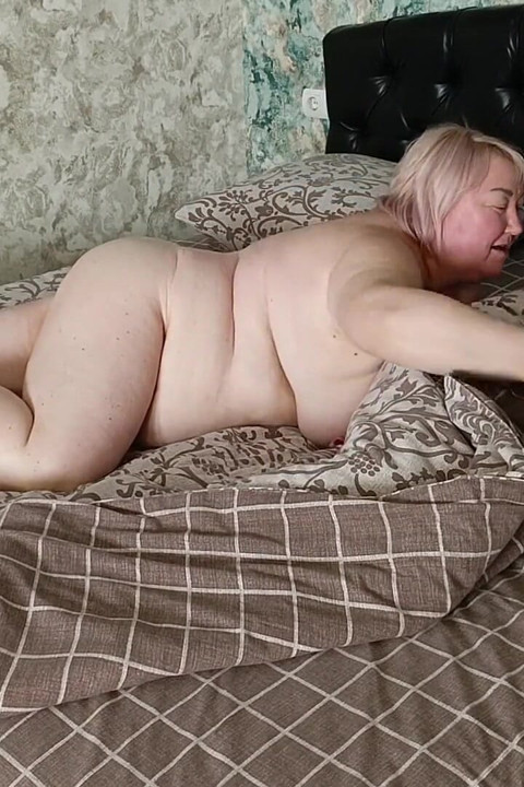 Sogra veio para um boner da manhã, deu um boquete e tem uma boca cheia de porra