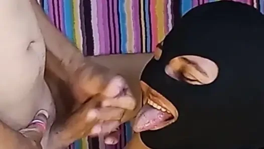Komşu başkasının evinde emiyor