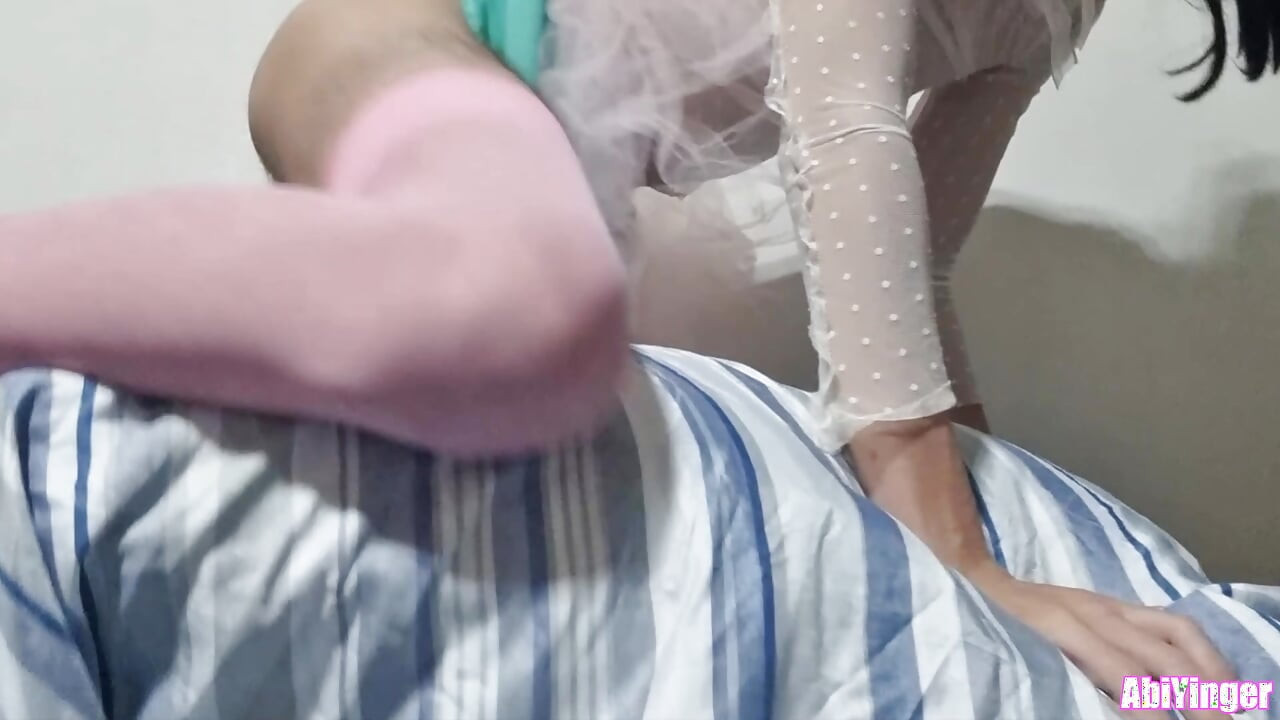 Sissy succhiacazzi si masturba e scopa un cuscino