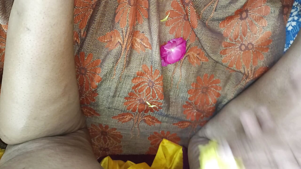 Heiße romantik mit blumen in süßer und nasser muschi