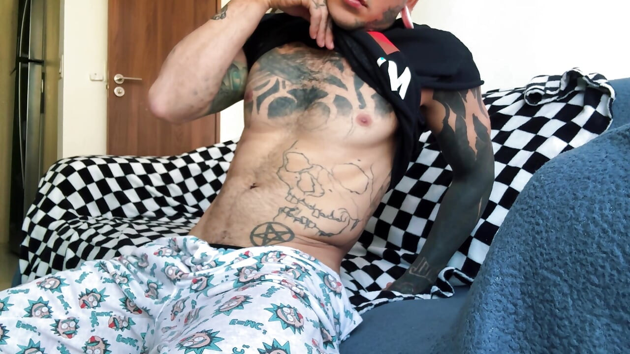 Giant, Mastürbasyon Yaparken ve Bakış Açısına Dokunurken Miniy Human Tarafından Görülür