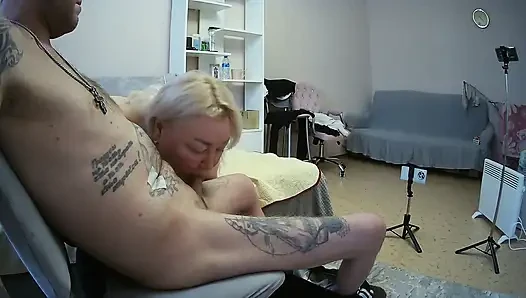 Подруга делает минет и дрочит хуй