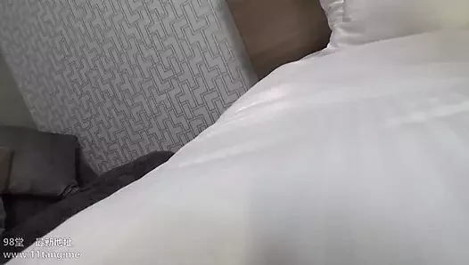 Ateşli kız oral seks tekniğini gösteriyor