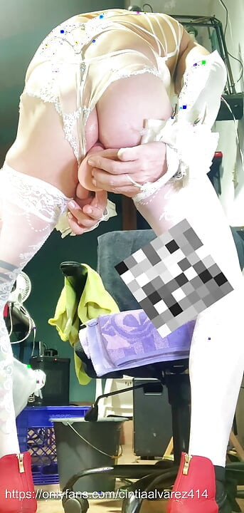 Transsexuală în ciorapi albi introduce un vibrator anal