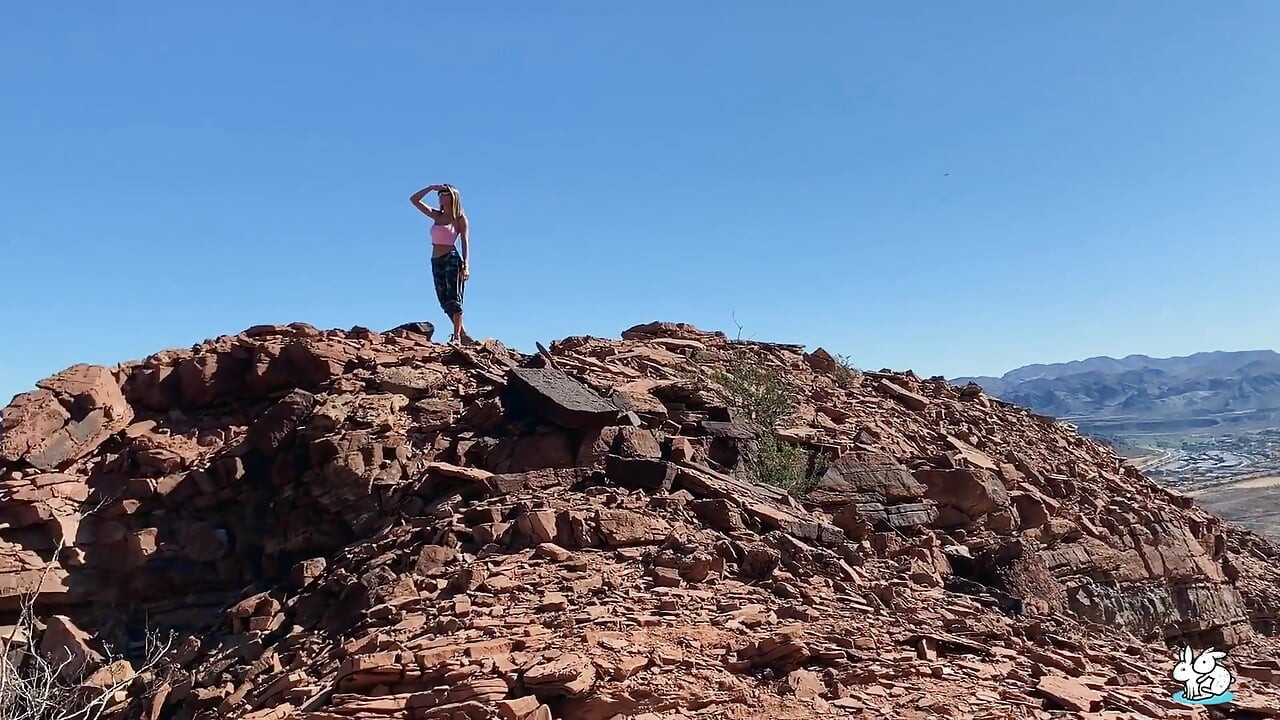 Vrai amateur - une jolie brune se fait baiser dans la nature