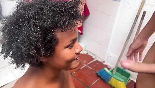 Мачеха с большой задницей помогает мне купаться, и мы в конечном итоге имеем богатый тройничок